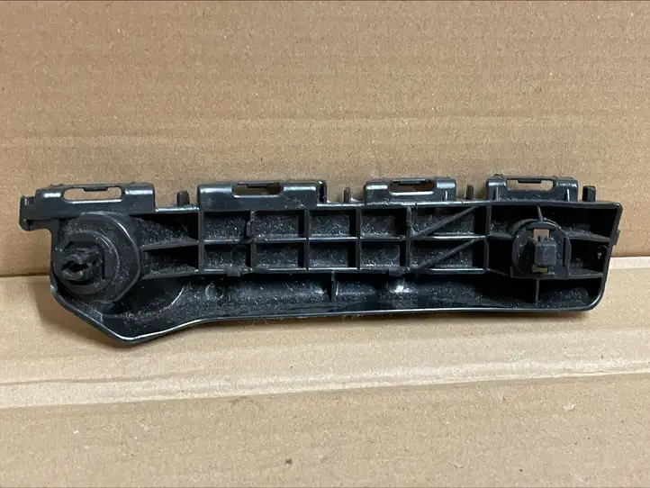 Toyota Yaris (2012 - 2014) 5253552110 Кронштейн переднего бампера — фото 1