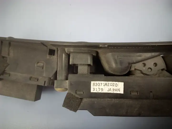 Subaru Legacy (1999 - 2003) 83071AE020 Блок кнопок стеклоподъемников — фото 3
