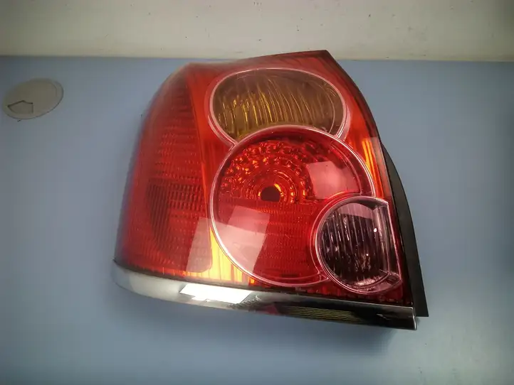 Toyota Avensis T250 (2003 - 2006) 89030186 Задний фонарь в кузове — фото 7