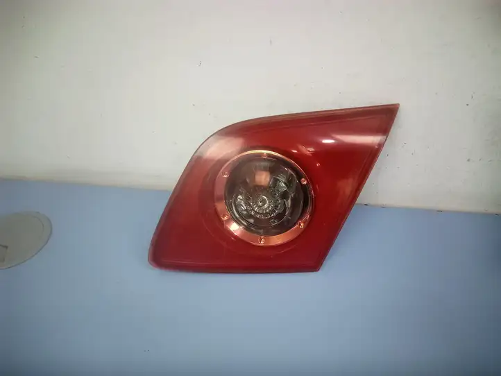 Mazda 3 I (2003 - 2006) BP4L513F0C Задний фонарь в крышке багажника — фото 1
