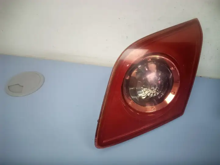 Mazda 3 I (2003 - 2006) BP4L513F0C Задний фонарь в крышке багажника — фото 4