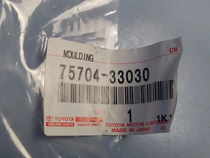 Lexus ES 250 - 300 - 350 (2018 - ) 7570433030 Прочая отделка задней двери — фото 6