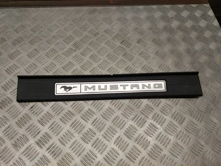 Ford Mustang VI (2015 - ) FR3J6313222AAW Внутренняя отделка переднего порога — фото 1