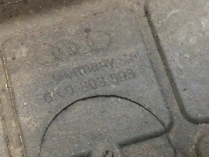 Audi A4 (2007 - 2011)  8K0803593 Другая деталь отсека двигателя