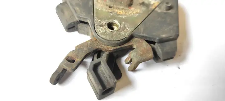 Volvo V70 (1997 - 2000)   Замок капота