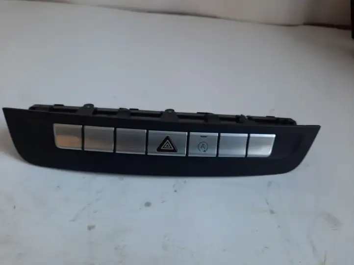 Mercedes-Benz CLA C117,X117,W117 (2013 - 2019) A2469057902 Включатель аварийных фонарей — фото 2