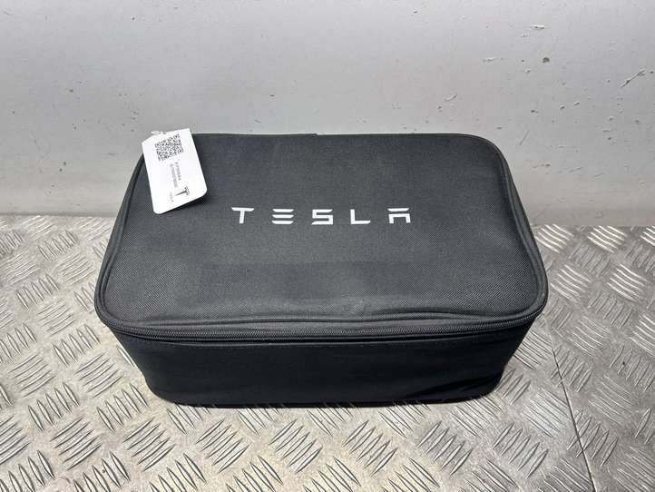 Tesla Model Y (2019 - 2024)  153635600A Съемный крюк