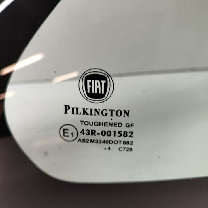 Fiat 500L (2013 - )  51957747 Треугольное стекло в передней части кузова