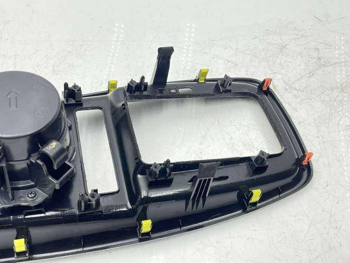Toyota Prius Prime (2017 - )  5882147130 Держатель чашки