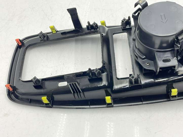 Toyota Prius Prime (2017 - )  5882147130 Держатель чашки