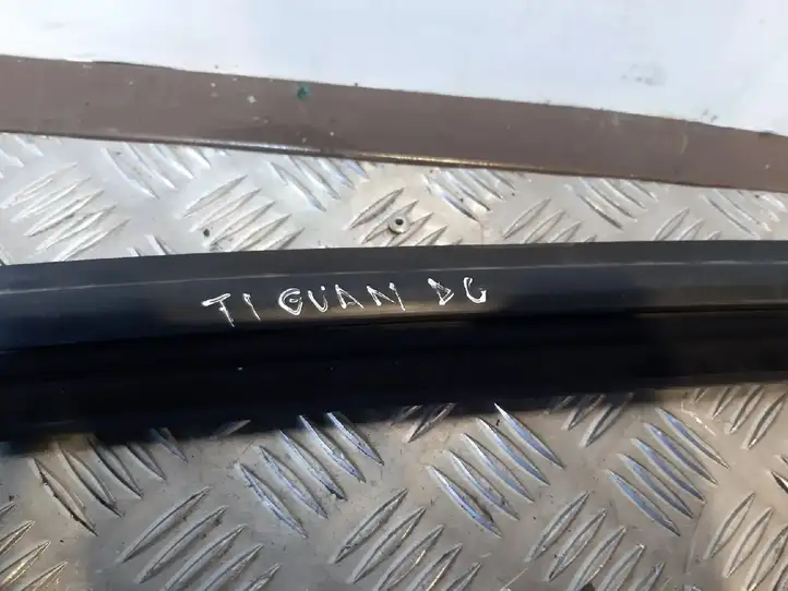 Volkswagen Tiguan (2011 - 2016) 5N0839432F Прочая отделка задней двери — фото 2