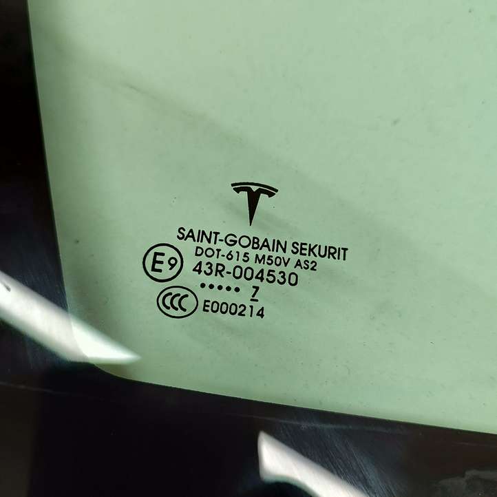 Tesla Model X (2015 - 2021)  105520400D Маленькое стекло 