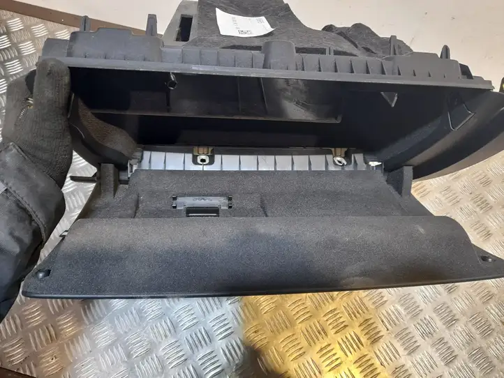 Audi A3/S3 8V (2012 - 2016) 8V0880842A Вещевой ящик — фото 3