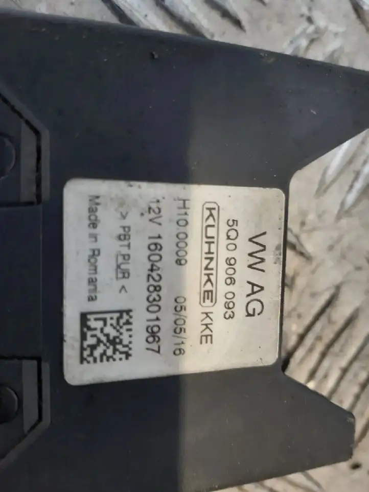 Audi A3/S3 8V (2012 - 2016) 5Q0906093 Блок управления топливным насосом — фото 2