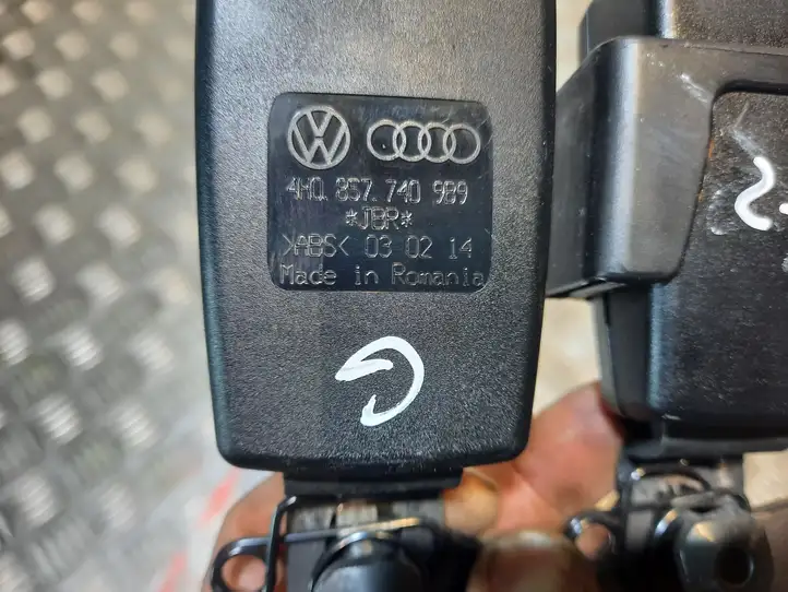 Audi A8 S8 D4 4H (2010 - 2014) 4H0857740 Задний средний замок ремня — фото 2