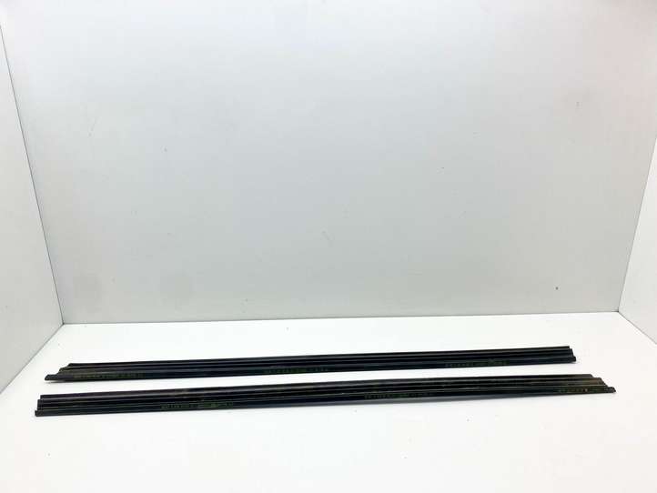 Mercedes-Benz SL R230 (2001 - 2012)  A2307200224 Отделка стекла двери