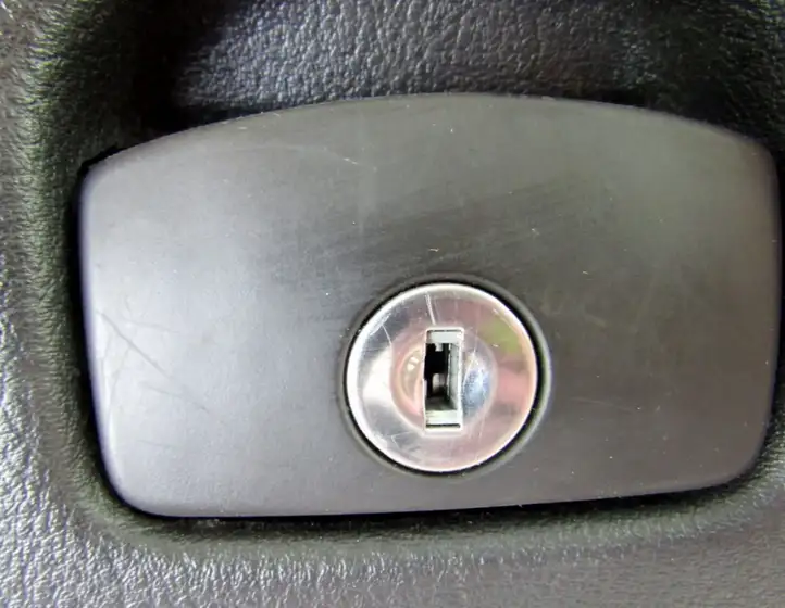 Peugeot 607 (2000 - 2004) Вещевой ящик — фото 2