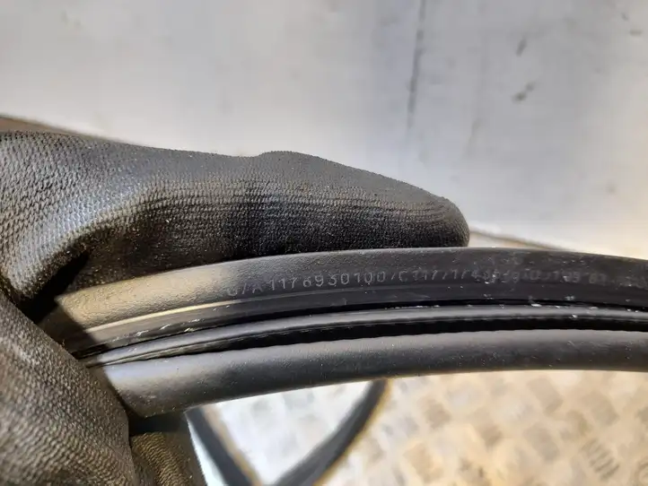 Mercedes-Benz CLA C117,X117,W117 (2013 - 2019) A1176930100 Уплотнитель передней двери — фото 2