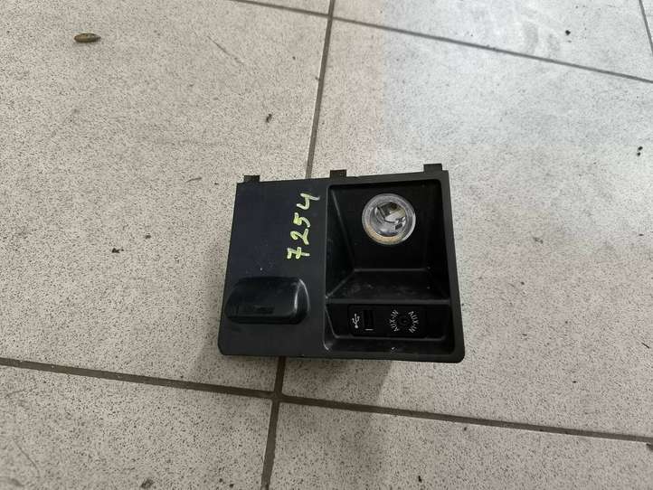 BMW X5M E70 (2010 - 2013)  69115084 Прикуриватель