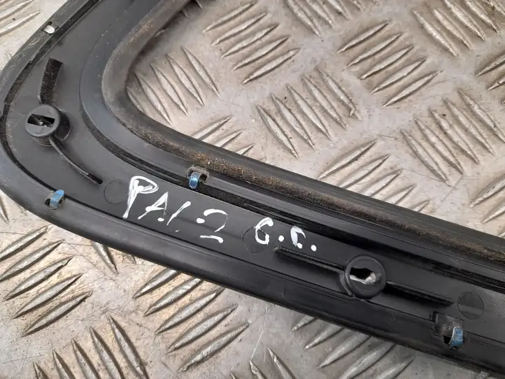 Chrysler Pacifica (2016 - ) 68227296AD Облицовка заднего бокового стекла — фото 2