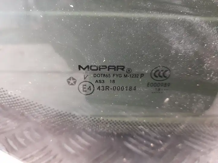 Chrysler Pacifica (2016 - ) 68238494AC Заднее боковое стекло — фото 4