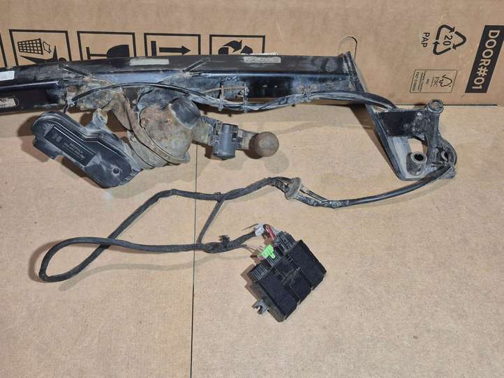 Volkswagen Touareg II (2010 - 2018)  7P6803881A Комплект крюка