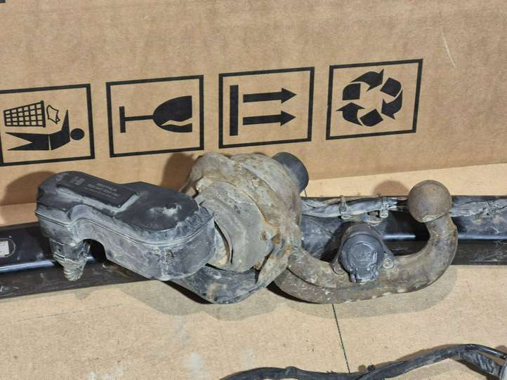 Volkswagen Touareg II (2010 - 2018)  7P6803881A Комплект крюка