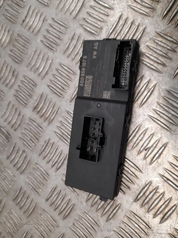 Audi Q3 F3 (2018 - ) 5Q0959107S Блок управления крышкой багажника — фото 3