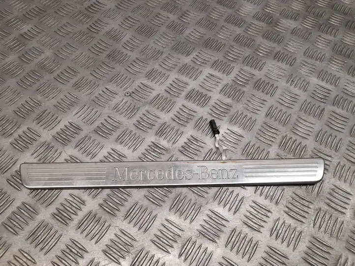 Mercedes-Benz GL X166 (2013 - 2019) A1666801235 Внутренняя отделка переднего порога — фото 1