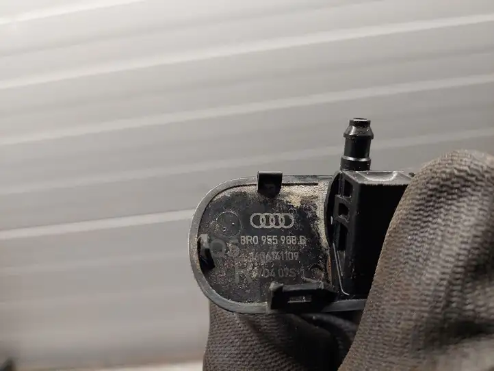 Audi Q5 SQ5 (2012 - 2017) 8R0955988B Форсунка омывателя лобового стекла — фото 2