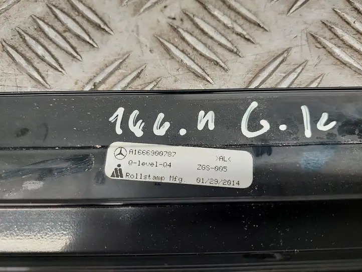 Mercedes-Benz GL X166 (2013 - 2019) A1666900787 Накладка стекла задней двери — фото 2