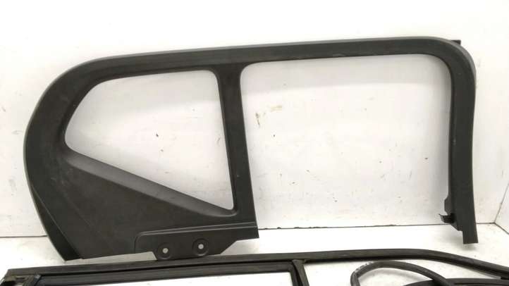 Volvo XC40 (2017 - )  31455063 Уплотнительная резина на задних дверях