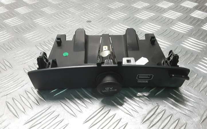 Volvo XC40 (2017 - )  31469021 Прикуриватель