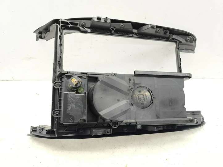 Land Rover Range Rover Sport (2005 - 2009)  FHM500032XXX Держатель чашки