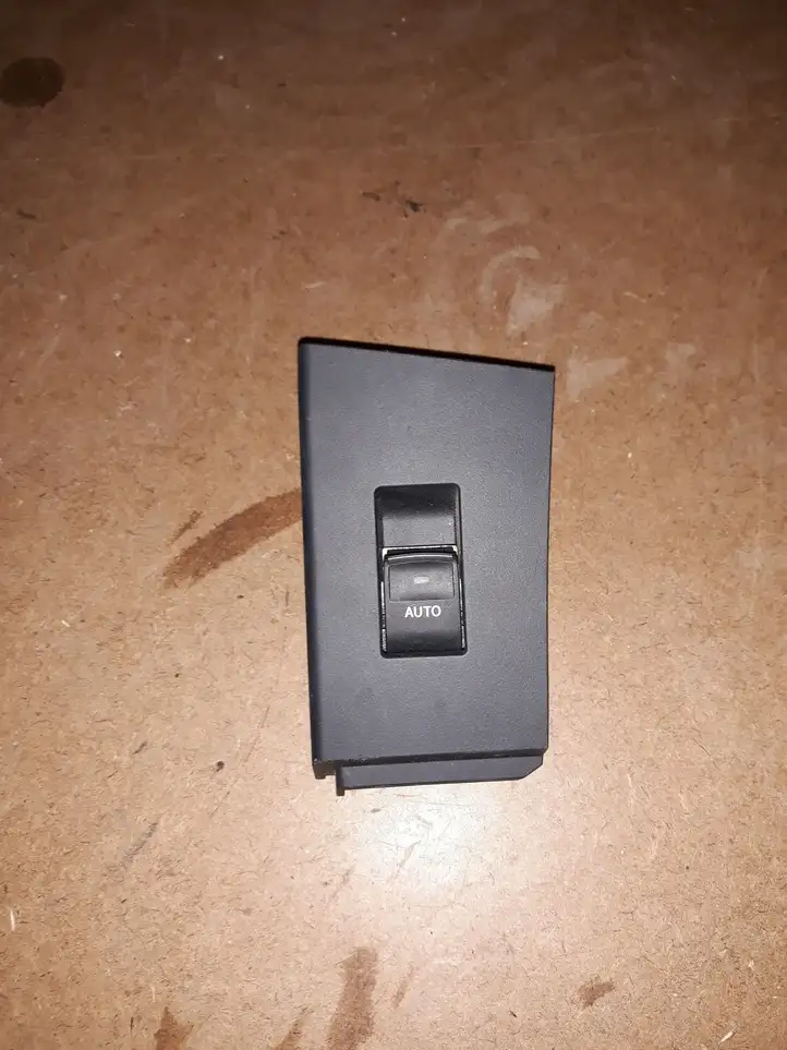 Toyota Auris E180 (2012 - 2018) GE0024932 Кнопка стеклоподъемников — фото 1
