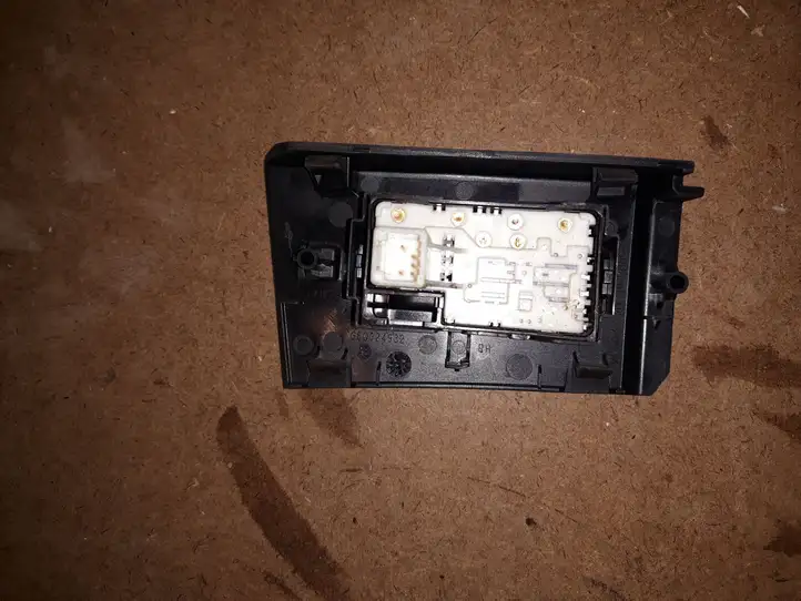 Toyota Auris E180 (2012 - 2018) GE0024932 Кнопка стеклоподъемников — фото 2
