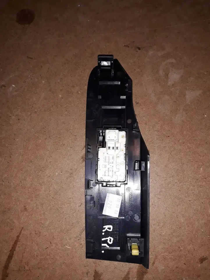 Toyota Auris E180 (2012 - 2018) GE0025329 Кнопка стеклоподъемников — фото 2
