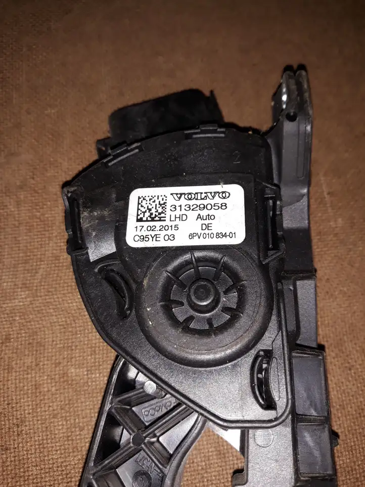 Volvo XC70 (2013 - 2016) 31329058 Педаль акселератора — фото 2