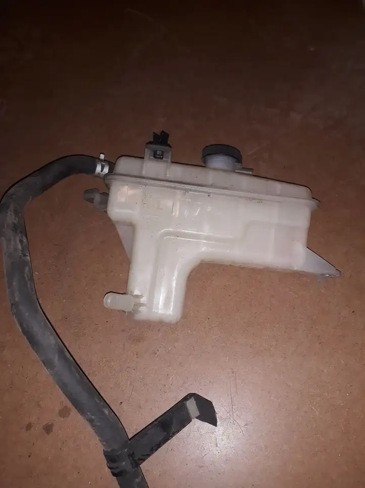 Toyota RAV 4 (XA30) (2006 - 2016) Расширительный бачок — фото 3