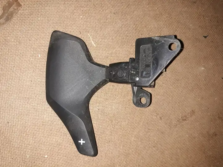 Toyota Avensis T270 (2009 - 2012) 189601R Кнопки на рулевом колесе — фото 1
