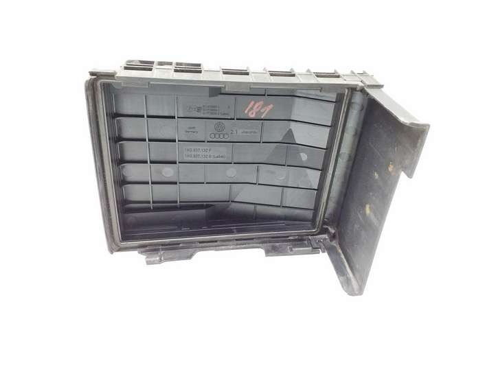 Volkswagen PASSAT B6 (2005 - 2010)  1K0937132F Крышка ящика предохранителей