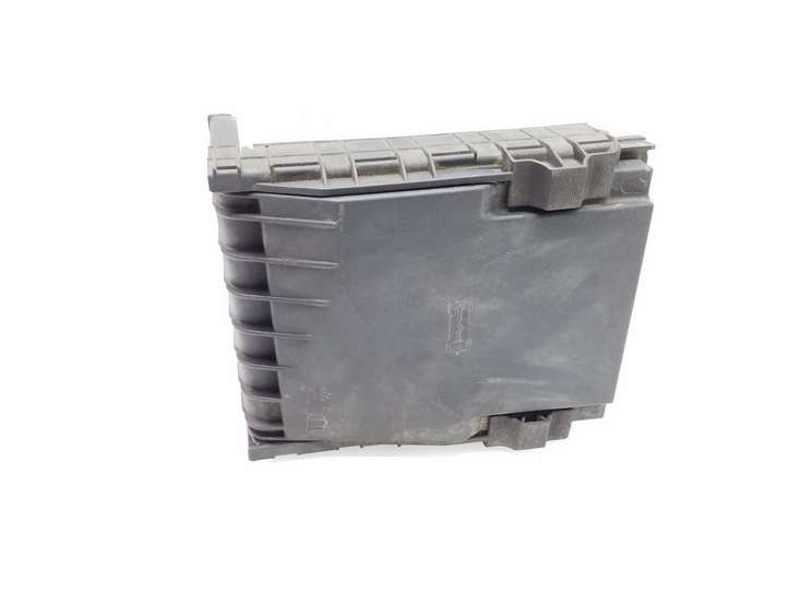 Volkswagen PASSAT B6 (2005 - 2010)  1K0937132F Крышка ящика предохранителей