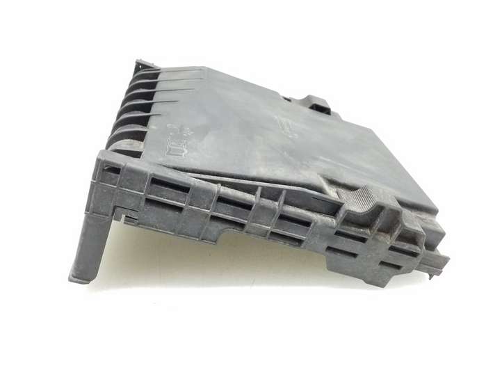 Volkswagen PASSAT B6 (2005 - 2010)  1K0937132F Крышка ящика предохранителей