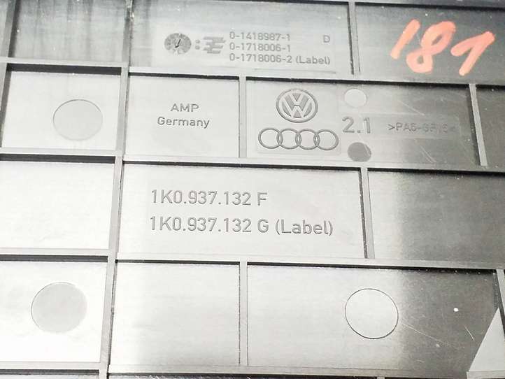 Volkswagen PASSAT B6 (2005 - 2010)  1K0937132F Крышка ящика предохранителей