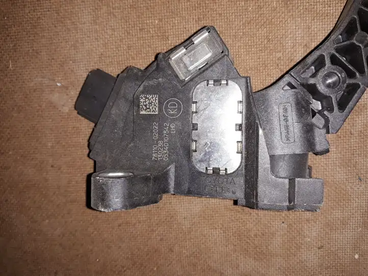 Toyota Verso (2009 - 2012) 7811002022 Педаль акселератора — фото 2