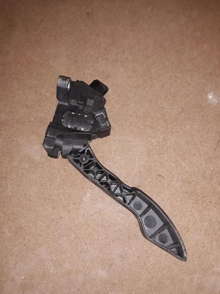 Toyota Verso (2009 - 2012) 7811002021 Педаль акселератора — фото 1