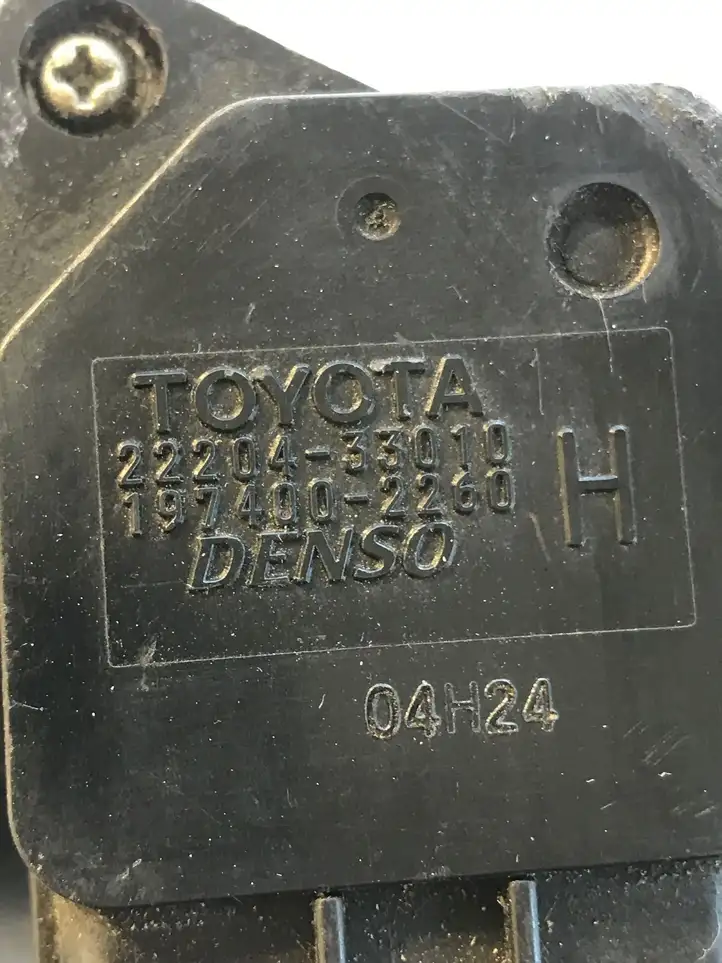 Toyota Corolla E120 E130 (2004 - 2007) 2220433010 Датчик массового расхода воздуха — фото 2