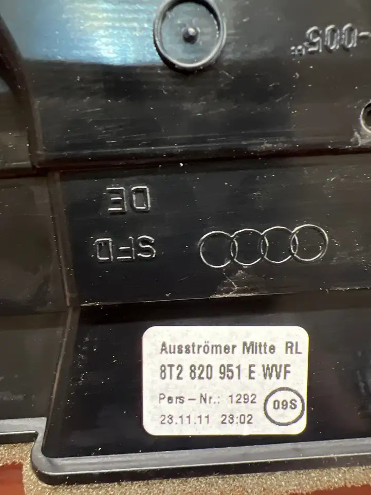 Audi A4 S4 B8 8K (2011 - 2015) 8T2820951E Центральный воздушный дефлектор — фото 2