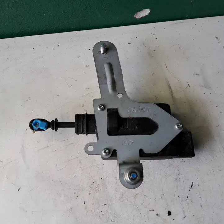 Hyundai Santa Fe (2005 - 2009)   Электропривод центрального замка крышки бака