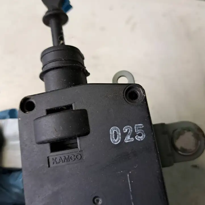 Hyundai Santa Fe (2005 - 2009)   Электропривод центрального замка крышки бака